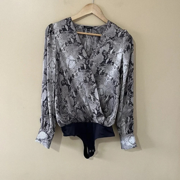 Dynamite| Sexy Silky Snake Print Silver Satin V-Neck Long Sleeve Bodysuit Sz XS - Picture 3 of 6